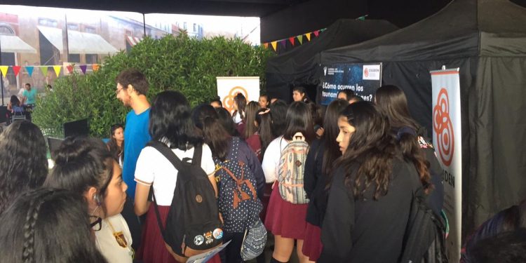 CIGIDEN participa en festival de la ciencia en Antofagasta con simuladores de aluviones, tsunamis y volcanes