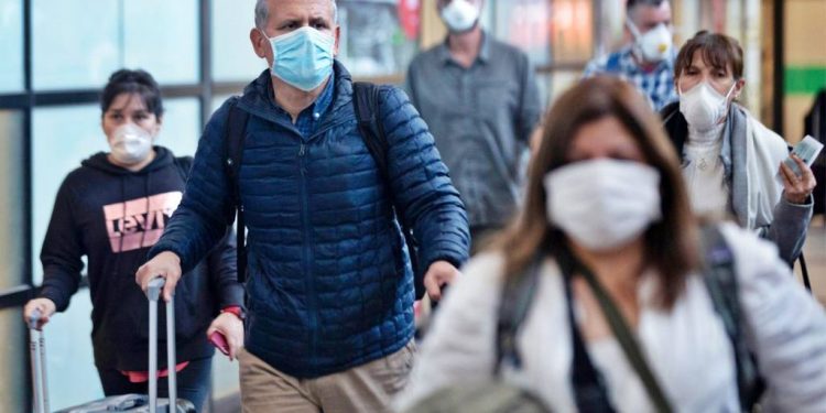 Expertos proponen crear un sistema de asistencia emocional para trabajadores de la salud por Covid-19