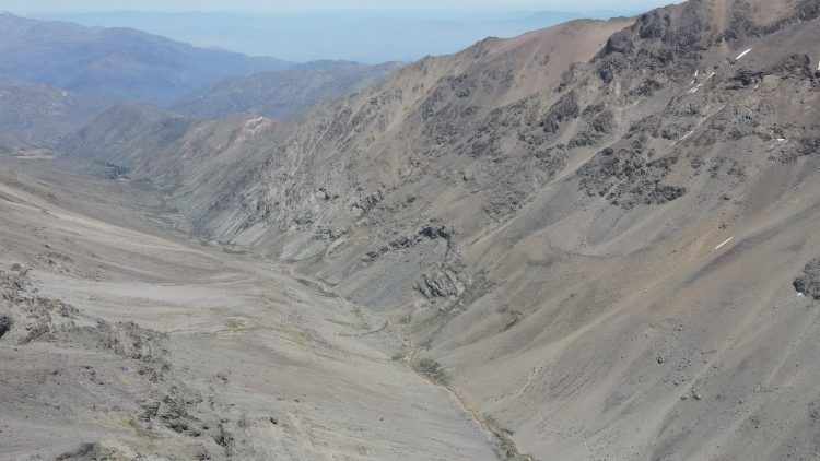 Científicos realizan sobrevuelo para estudiar las multiamenazas en la cuenca del Río Maipo