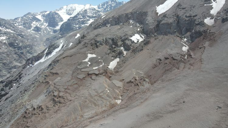 Científicos realizan sobrevuelo para estudiar las multiamenazas en la cuenca del Río Maipo