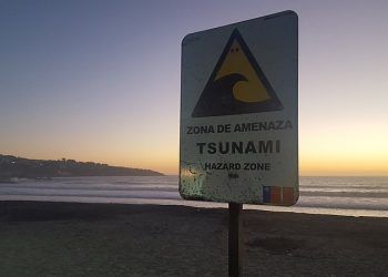 ¿Cómo influye la morfología de las ciudades costeras en una evacuación en caso de tsunami?