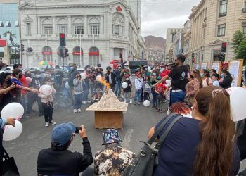 Erupción de un volcán a escala, talleres infantiles y vuelo de dron destacan en primera feria científica sobre volcanes en Chile