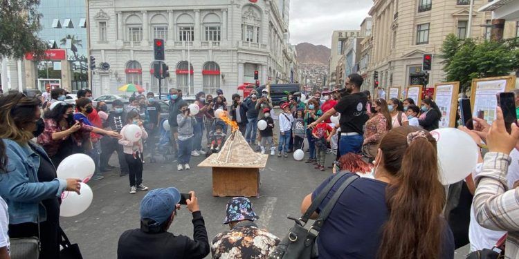 Erupción de un volcán a escala, talleres infantiles y vuelo de dron destacan en primera feria científica sobre volcanes en Chile