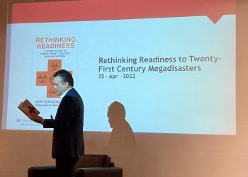 Libro aborda las amenazas críticas que afectan hoy al mundo como el cambio climático, las pandemias y el colapso de las infraestructuras