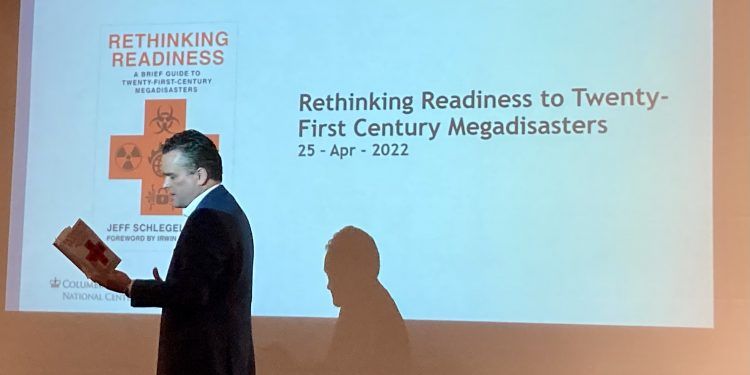 Libro aborda las amenazas críticas que afectan hoy al mundo como el cambio climático, las pandemias y el colapso de las infraestructuras