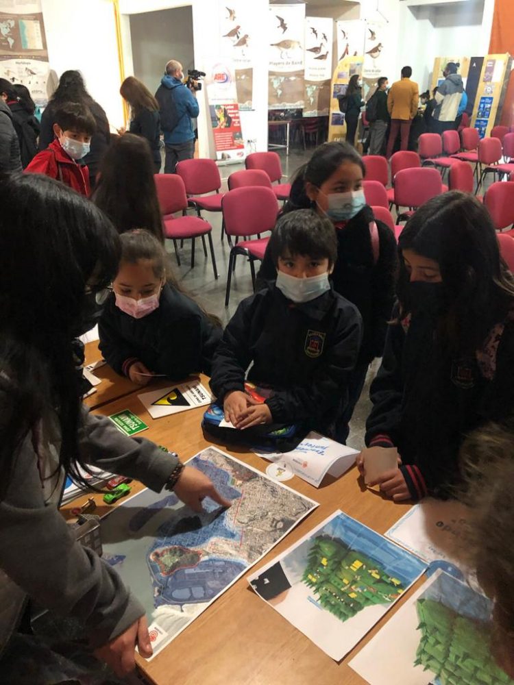 Feria sobre riesgos y ecosistemas costeros en Constitución reúne a más de 200 estudiantes