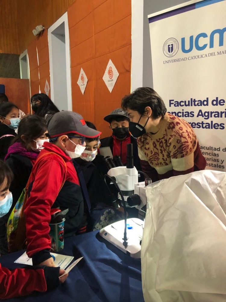 Feria sobre riesgos y ecosistemas costeros en Constitución reúne a más de 200 estudiantes