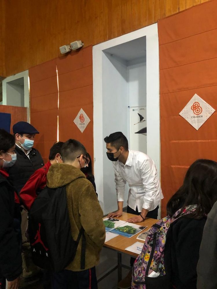 Feria sobre riesgos y ecosistemas costeros en Constitución reúne a más de 200 estudiantes
