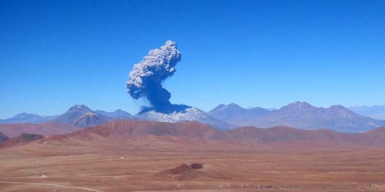 Hola a todos, acá Volcán Lascar… ¡Erupción!
