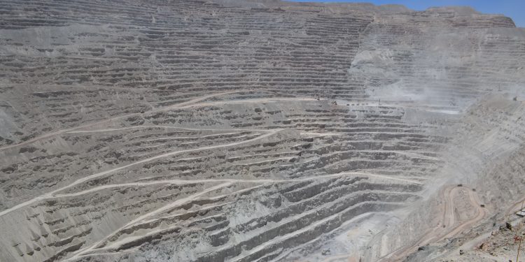 Ex-trac-ti-vis-mo: utilidades privadas y riesgos públicos