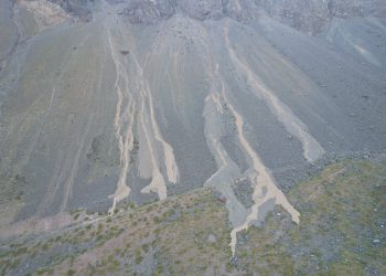 Geóloga identifica las zonas que fueron afectadas por aluviones en la Cuenca Alta del Río Maipo durante el verano