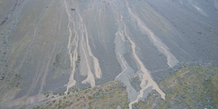 Geóloga identifica las zonas que fueron afectadas por aluviones en la Cuenca Alta del Río Maipo durante el verano