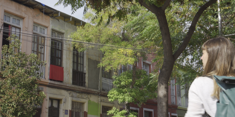 Experta CIGIDEN-UNAB lidera un nuevo método para la reducción del riesgo de incendios en el Barrio Yungay 