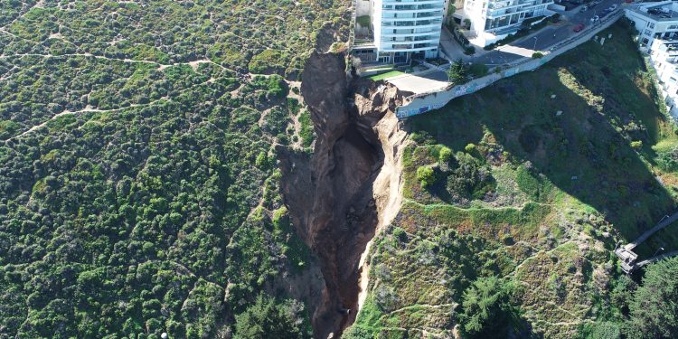 Socavón en edificio de Reñaca: el alto costo de construir sobre dunas